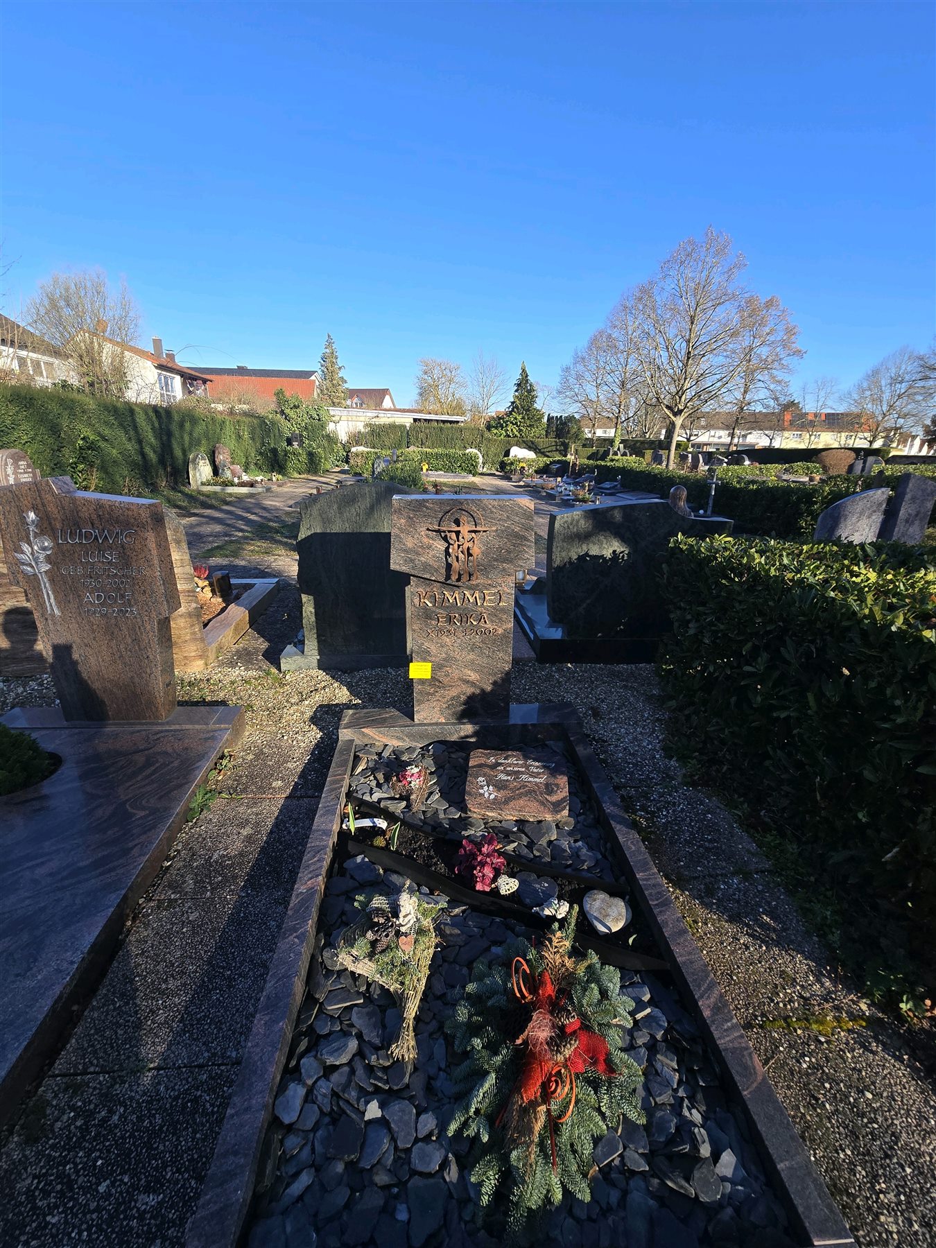 Grabmal auf dem Friedhof mit Markierung